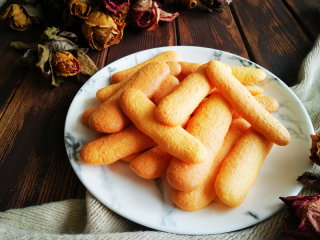 15、零添加版蛋黄手指饼干,甜度适中，健康零食自己做！