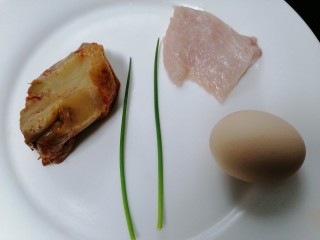 1、榨菜肉丝汤,准备好所需材料