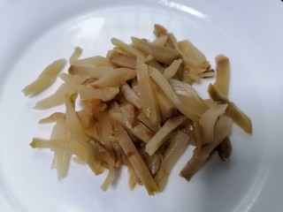 3、榨菜肉丝汤,将榨菜切成丝