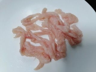 4、榨菜肉丝汤,将肉洗干净切成肉丝