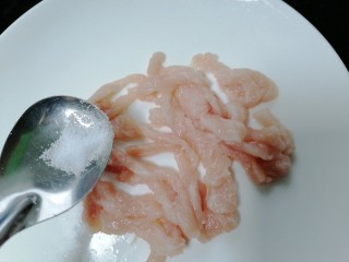 5、榨菜肉丝汤,加入少许盐调味