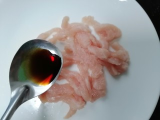 6、榨菜肉丝汤,加入少许生抽将肉丝腌制十五分钟