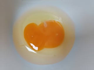 7、榨菜肉丝汤,将鸡蛋磕入碗中