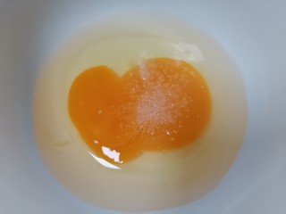 8、榨菜肉丝汤,加入少许盐调味