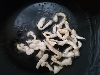 11、榨菜肉丝汤,翻炒至肉丝变色