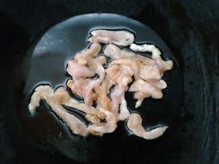 10、榨菜肉丝汤,锅内放油烧热放入肉丝翻炒