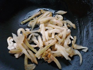 12、榨菜肉丝汤,将榨菜放入一同翻炒