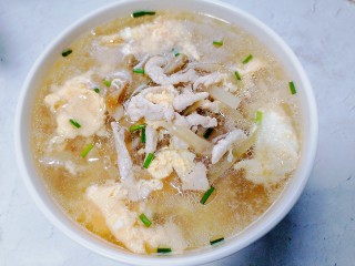 16、榨菜肉丝汤,装盘撒上葱花