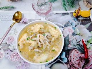 17、榨菜肉丝汤,拍上成品图,一道鲜美的榨菜肉丝汤就完成了。