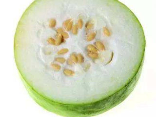 3、冬瓜鸡蛋汤,冬瓜瓤和籽需要抠掉，皮也削掉。