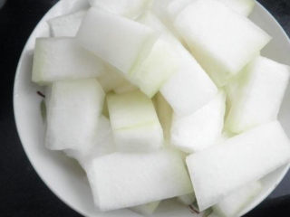 4、冬瓜鸡蛋汤,将冬瓜切成片。