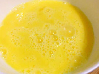 6、冬瓜鸡蛋汤,把鸡蛋搅打成鸡蛋液。