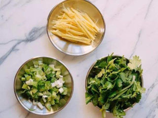 7、冬瓜鸡蛋汤,葱姜和香菜切好备用。