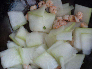 11、冬瓜鸡蛋汤,放入海米跟冬瓜一起炒均匀。