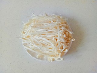 1、三鲜汤,金针菇去掉根部清洗干净