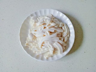 2、三鲜汤,内酯豆腐一盒取出，切成豆腐条