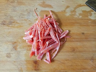 3、三鲜汤,火腿肠切丝