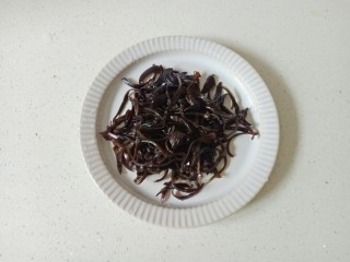 4、三鲜汤,干木耳提前泡发，切成木耳丝