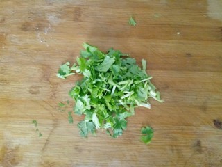 5、三鲜汤,香菜清洗干净切碎备用