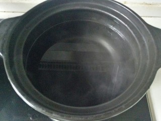 6、三鲜汤,锅中加入两碗清水煮开