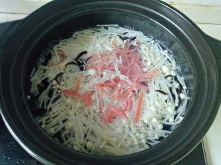 7、三鲜汤,加入木耳丝，金针菇，火腿肠