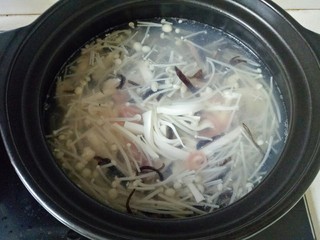 8、三鲜汤,加入豆腐条煮开