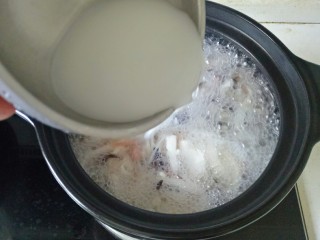 9、三鲜汤,倒入水淀粉