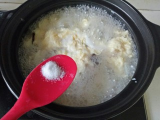 11、三鲜汤,煮两分钟，加入适量盐