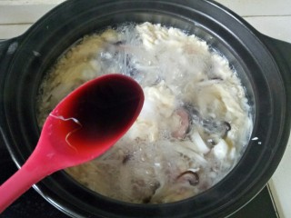 13、三鲜汤,加入生抽