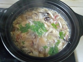 14、三鲜汤,最后加入香菜碎搅拌均匀即可