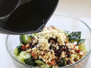 11、拍黄瓜,将炸花生米的食用油烧热后淋倒在蒜末上榨出香味