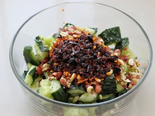 9、拍黄瓜,然后倒入刚才调好的酱汁