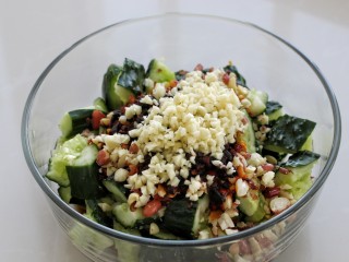 10、拍黄瓜,最上面放上蒜末