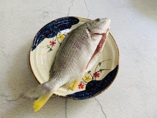 1、豆腐鱼头汤,黄翅鱼一条