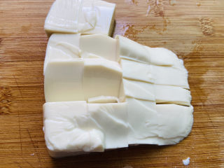 2、豆腐鱼头汤,豆腐切块