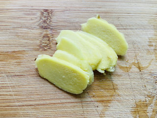 3、豆腐鱼头汤,生姜洗净去皮切片