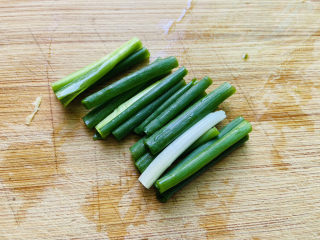 4、豆腐鱼头汤,香葱洗净切寸段