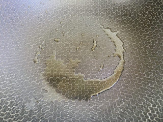 7、豆腐鱼头汤,锅中加入少许食用油加热至七成热