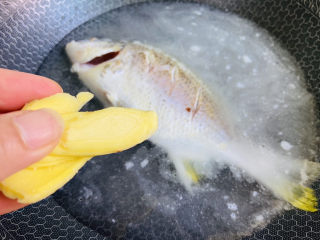 11、豆腐鱼头汤,放入姜片大火烧开