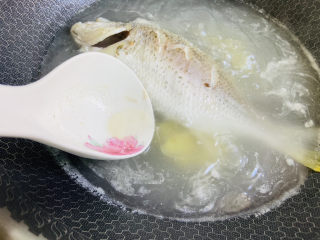 12、豆腐鱼头汤,撇去浮沫