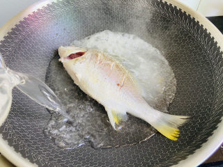 10、豆腐鱼头汤,倒入开水，水量根据个人喜好选择