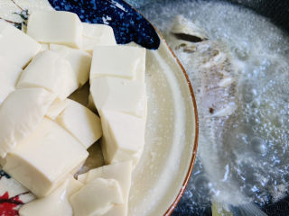 13、豆腐鱼头汤,倒入豆腐