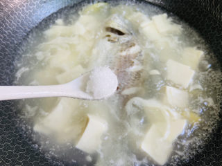 14、豆腐鱼头汤,根据个人口味加入适量盐，大火烧开转中火煮十五分钟