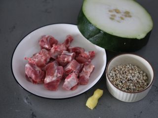 1、冬瓜薏米汤,材料准备好