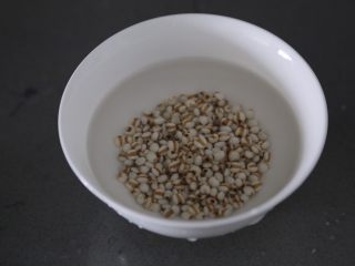 2、冬瓜薏米汤,薏米提前用清水泡一会