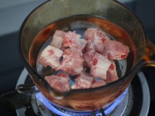3、冬瓜薏米汤,排骨冷水下锅，倒入一点料酒煮开
