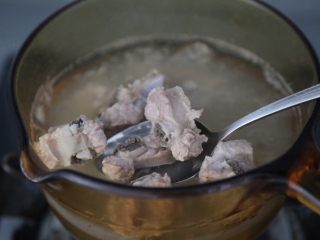 4、冬瓜薏米汤,煮开后撇去浮沫捞出