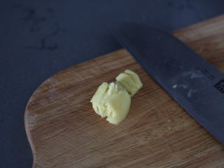 5、冬瓜薏米汤,姜拍碎