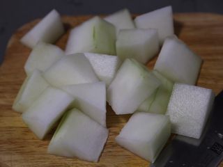 6、冬瓜薏米汤,冬瓜切大块