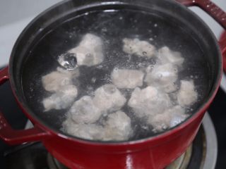 7、冬瓜薏米汤,将排骨放入汤锅中，注入足量水煮开